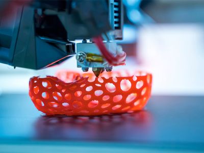 3d printer printing red item in realtime